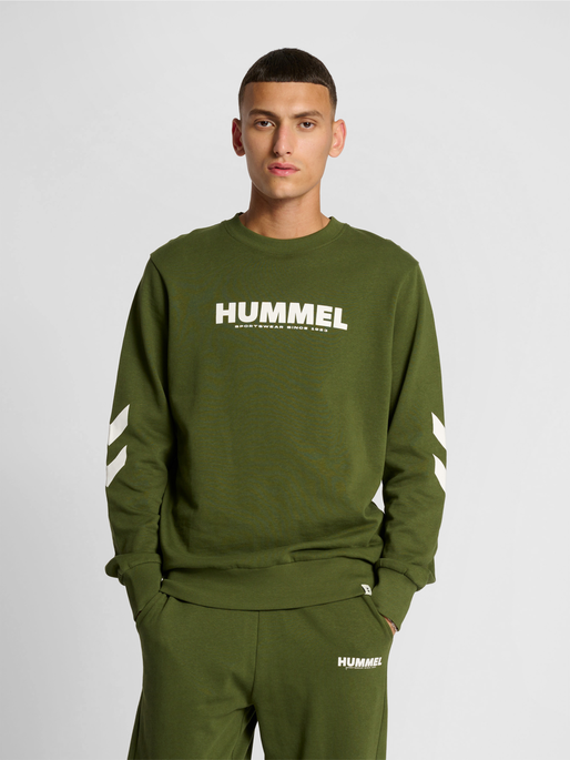 hmlLEGACY SWEATSHIRT, RIFLE GREEN, model