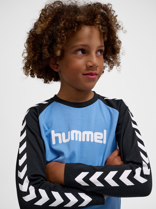 hmlBOYS T-SHIRT L/S, LICHEN BLUE, model