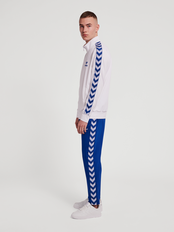 hmlNATHAN 2.0 TAPERED PANTS, TRUE BLUE, model