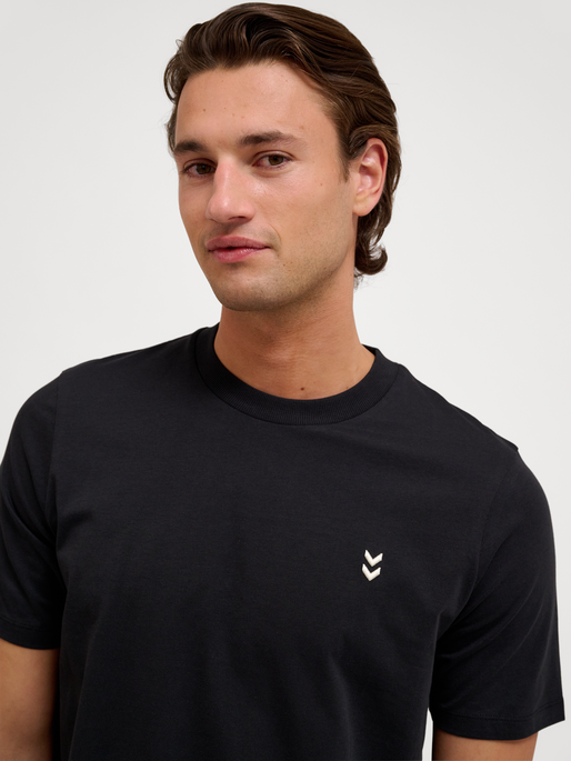 hmlPULSE T-SHIRT, BLACK, model