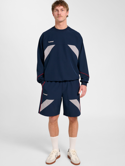 hmlWORLD 26 SHORTS TECH, DARK SAPPHIRE, model