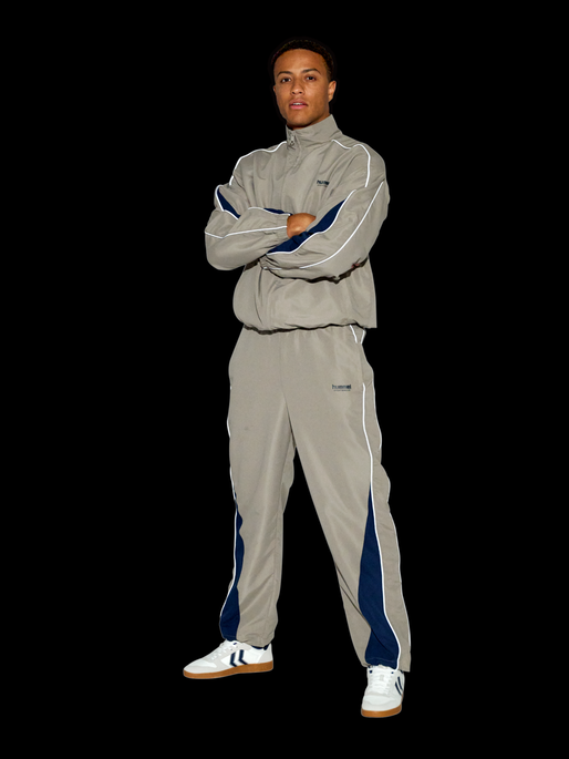 hmlLOOSE TRACK PANTS TOPSCORER, ROCK RIDGE/DRESS BLUES, model