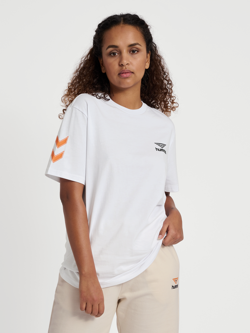 hmlHIVE MASON T-SHIRT, WHITE, model