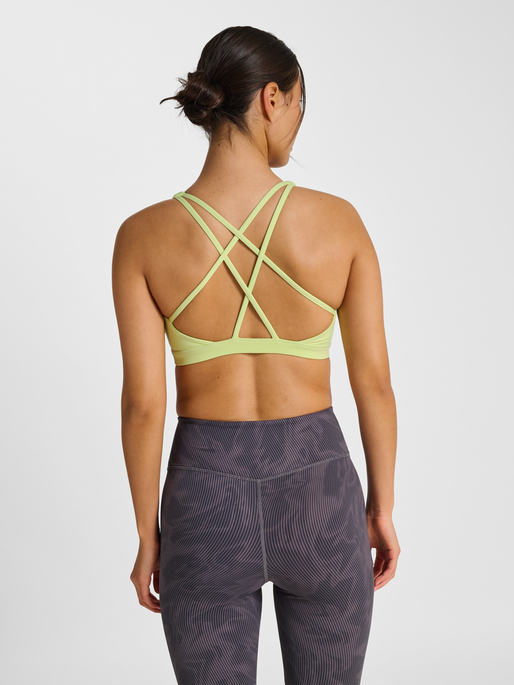 hmlHIIT IMPACT STRAP BRA, SHADOW LIME, model
