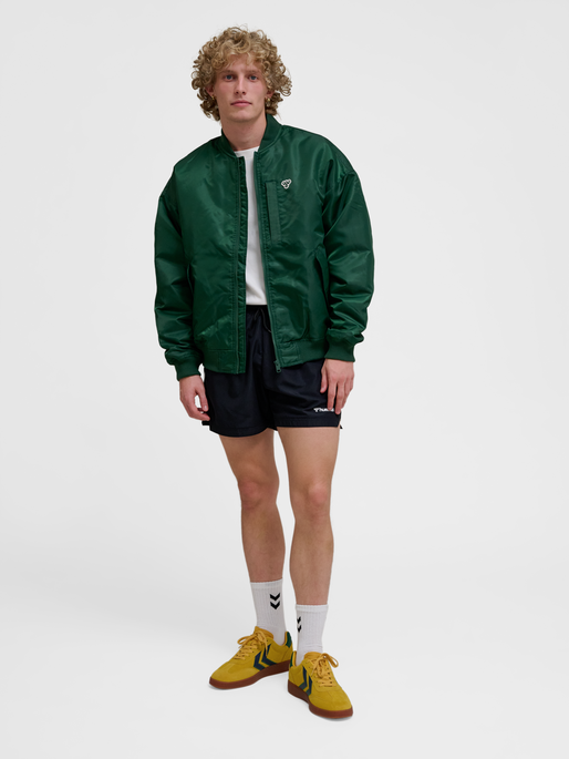 hmlBASEBALL JACKET BEE, DARK GREEN, model