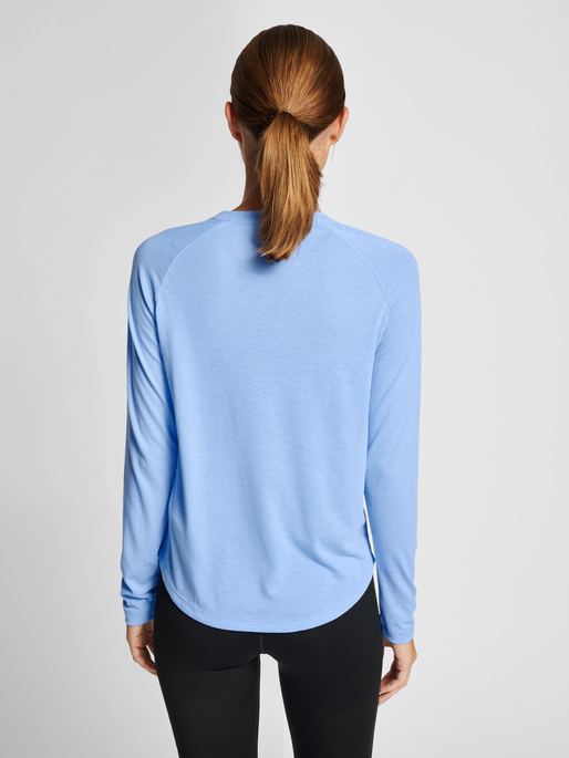 hmlMT VANJA T-SHIRT L/S, PLACID BLUE, model