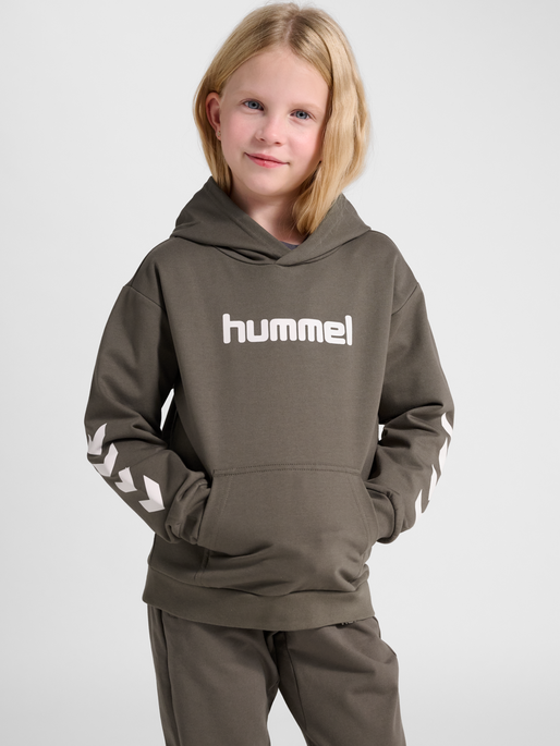 hmlJR LOGO HOODIE, DARK NIGHT, model