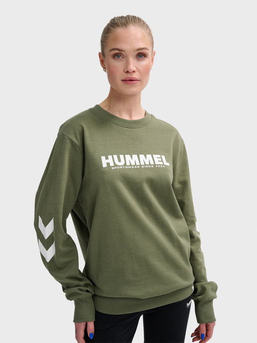 hmlLEGACY SWEATSHIRT, DEEP LICHEN GREEN, model