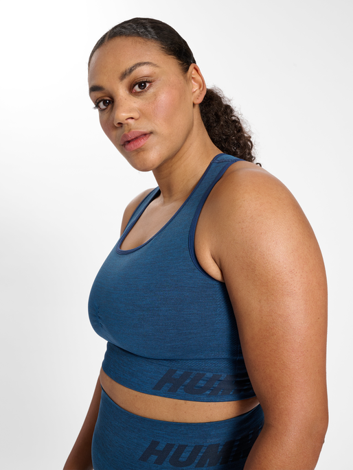 hmlTE CURVE SEAMLESS SPORTS BRA, INSIGNIA BLUE MELANGE, model