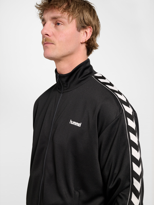 hmlCLUB CHEVRON TRACK TOP, BLACK, model