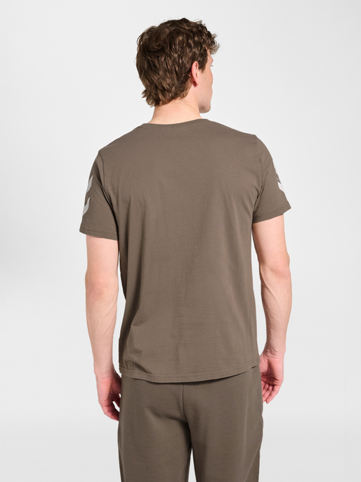 hmlLEGACY 2.0 T-SHIRT S/S, DARK NIGHT, model