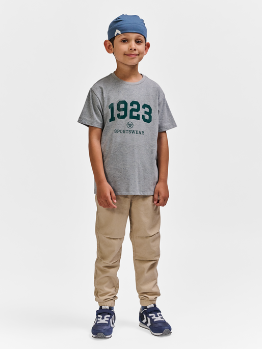hmlNIPPS T-SHIRT S/S, LIGHT GREY MELANGE, model