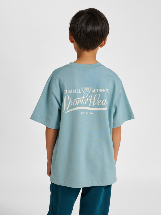 hmlJR LOOSE GRAPHIC T-SHIRT S/S BTS, TOURMALINE, model