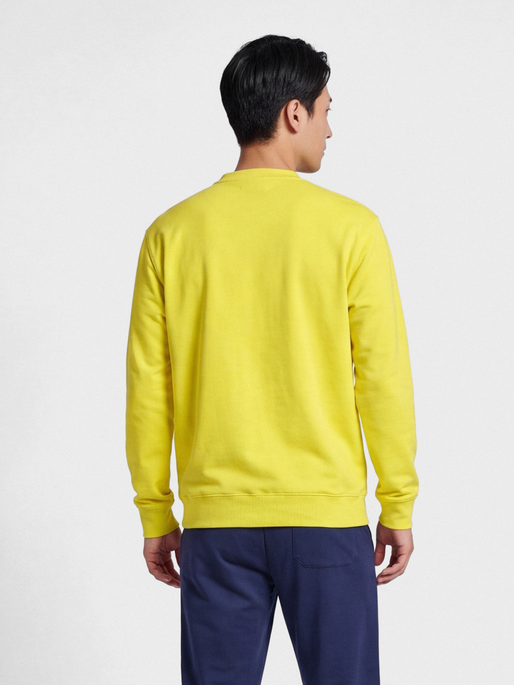 hmlGO 2.0 SWEATSHIRT, BLAZING YELLOW, model