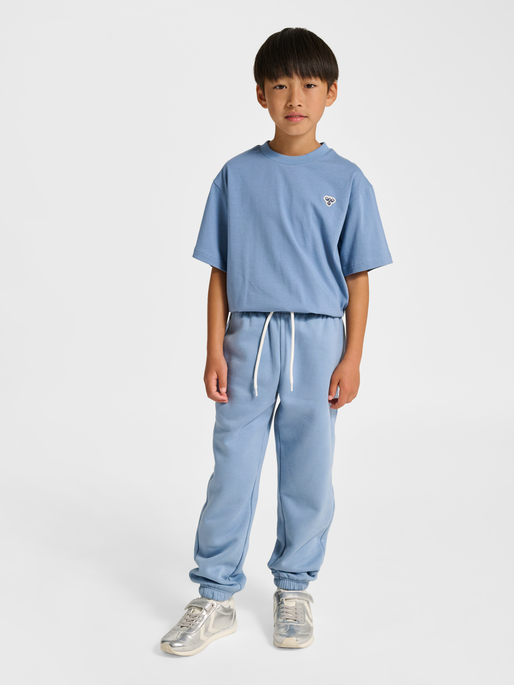 hmlJR LOOSE SWEATPANTS BEE, FADED DENIM, model