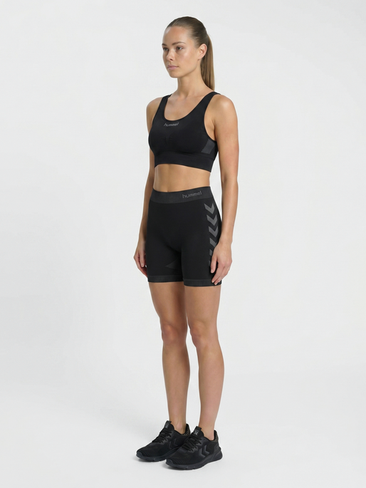 HUMMEL FIRST SEAMLESS BRA WOMEN, BLACK, model