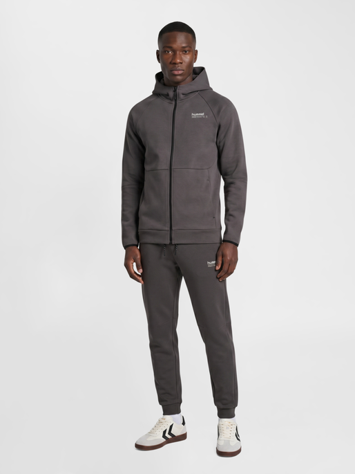 hmlTECH FLEECE REGULAR ZIP HOODIE, SHALE, model
