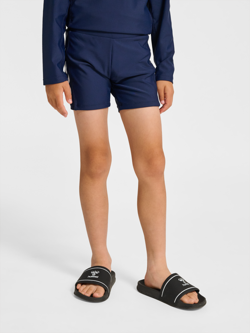 hmlJR FITTED SWIM SHORTS, DRESS BLUES, model