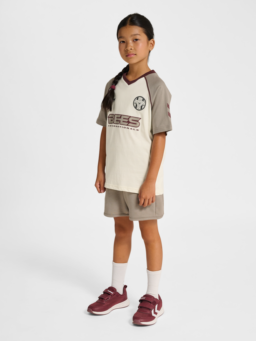 hmlJR REG V-NECK BEES T-SHIRT S/S, TOFU, model