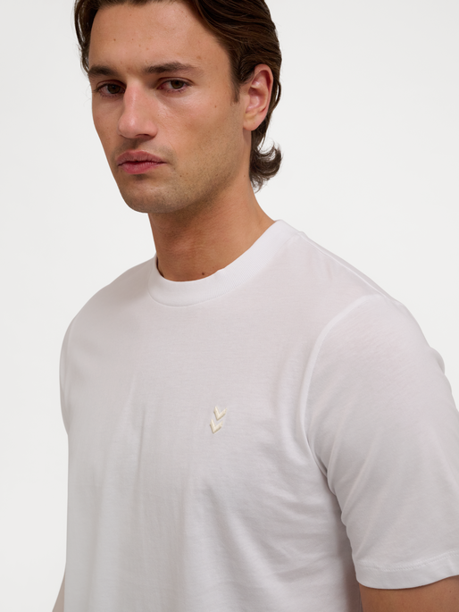 hmlPULSE T-SHIRT, WHITE, model