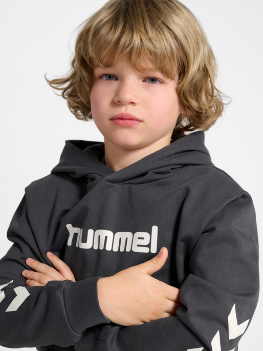 hmlJR LOGO HOODIE, EBONY, model