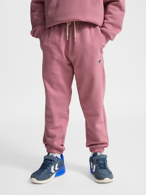 hmlJR LOOSE SWEATPANTS BEE, POLIGNAC, model