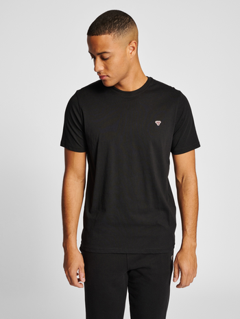 hmlIC FRED T-SHIRT, BLACK, model
