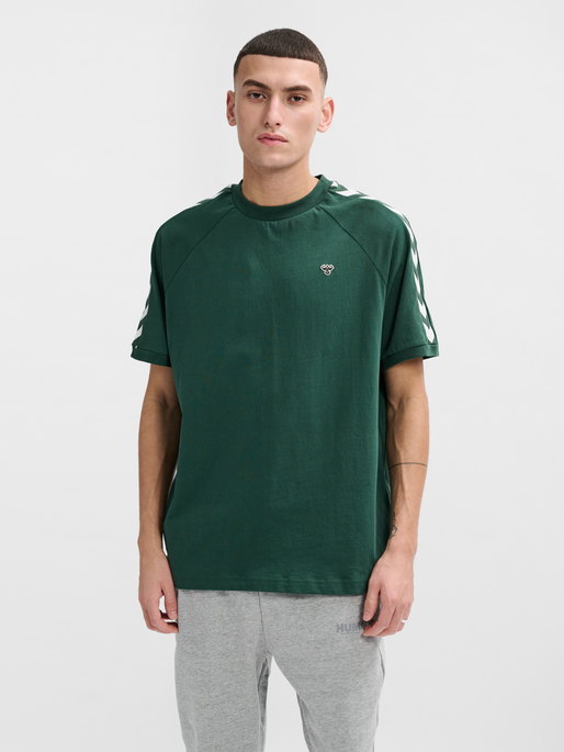 hmlARCHIVE LOOSE T-SHIRT S/S, DARK GREEN, model