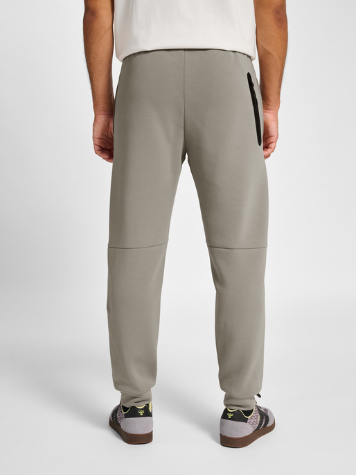 hmlTECH FLEECE REGULAR PANTS, ROCK RIDGE, model