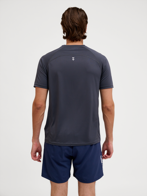 hmlPULSE WORKOUT T-SHIRT S/S, EBONY, model