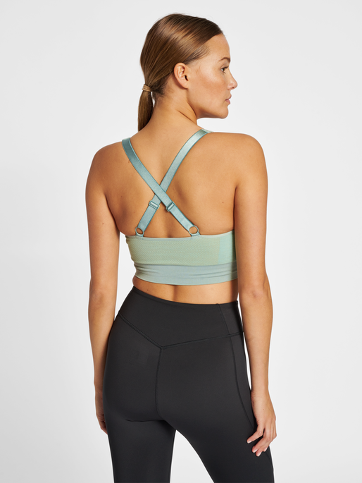 hmlCLEA SEAMLESS  SPORTS TOP, CHINOIS GEEN/SILT GREEN MEL, model