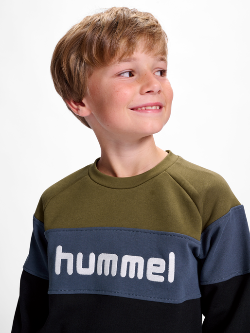 hmlCLAES SWEATSHIRT, BEECH, model