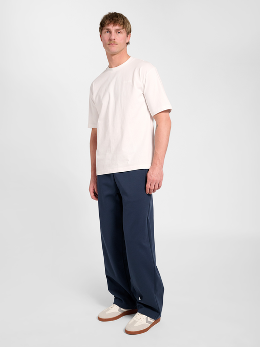 hmlDEFENDER PANTS, EBONY, model