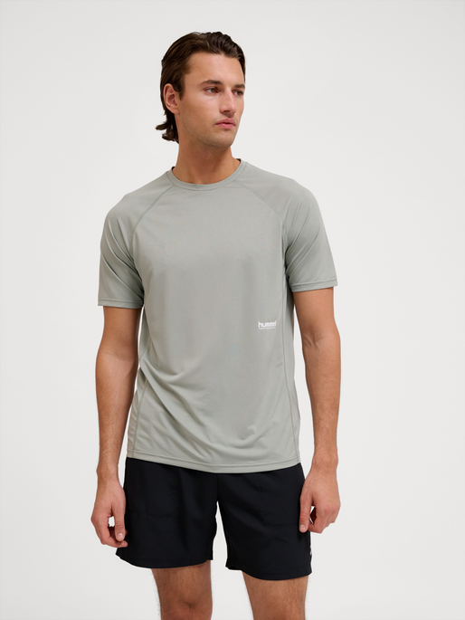 hmlPULSE WORKOUT T-SHIRT S/S, BELGIAN BLOCK, model