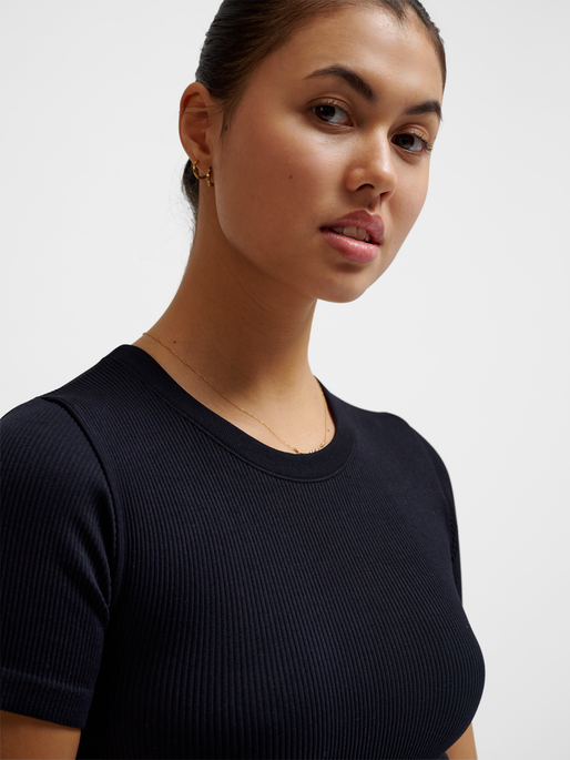 hmlPULSE SEAMLESS RIB W T-SHIRT S/S, BLACK, model