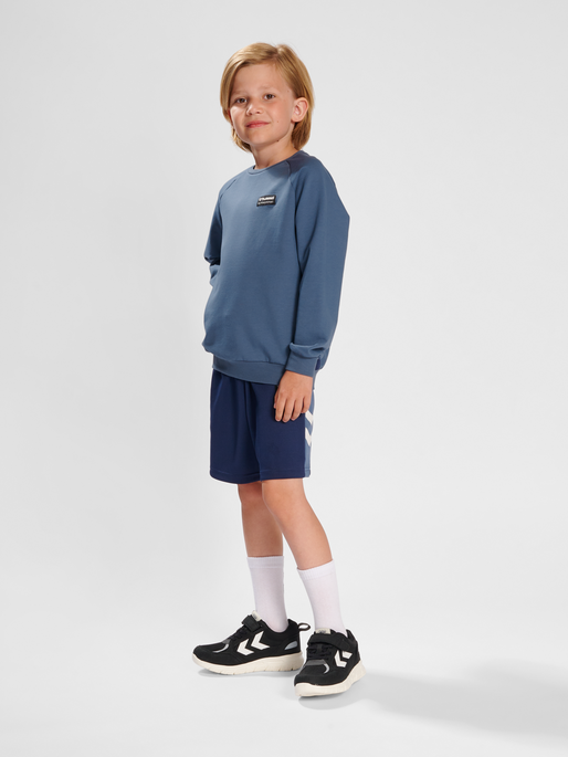 hmlGLEN SWEATSHIRT, 7050, model