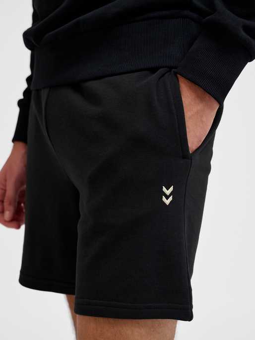 hmlPULSE SWEAT SHORTS, BLACK, model