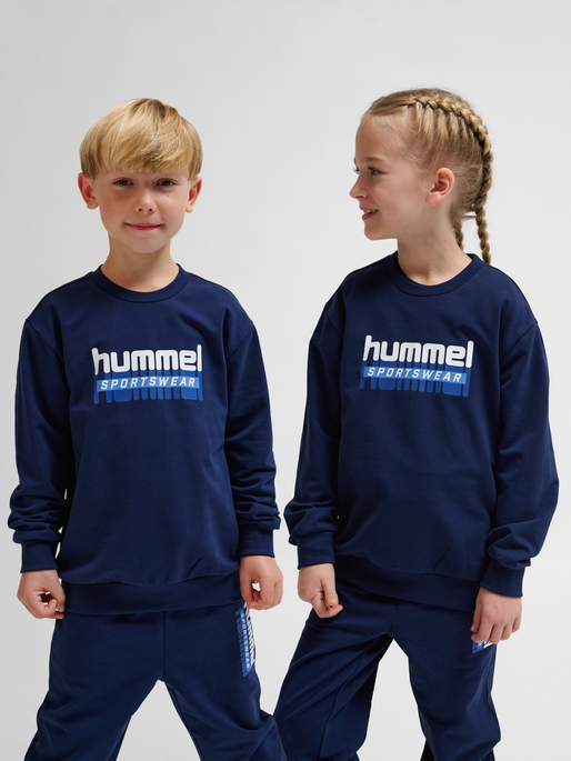 hmlTUKAS SWEATSHIRT, BLACK IRIS, model