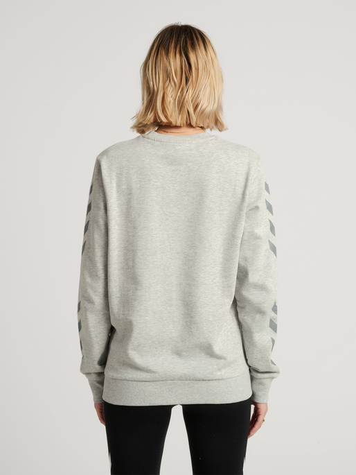 hmlLEGACY CHEVRON SWEATSHIRT, GREY MELANGE, model