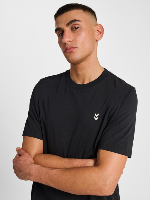 hmlPULSE T-SHIRT, BLACK hmlPULSE T-SHIRT, BLACK, model