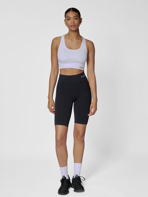 hmlTIF SEAMLESS SPORTS TOP, WHITE, model