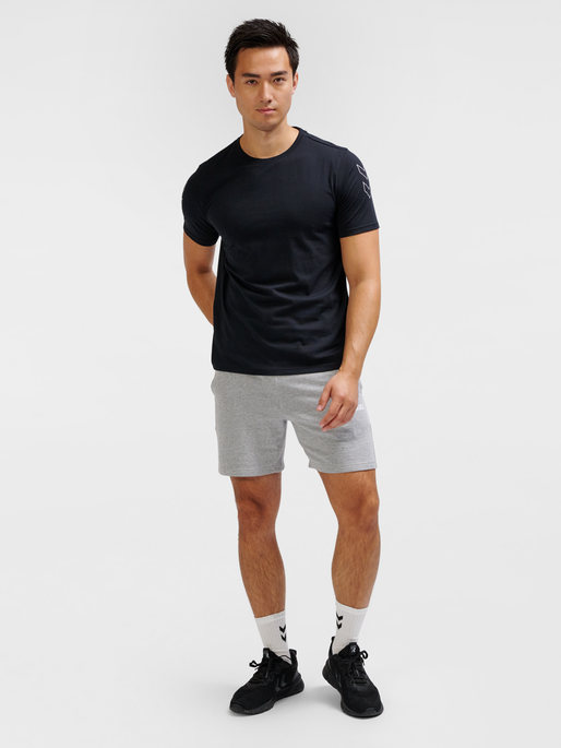 hmlELEMENTAL CHEVRON COTTON TEE, BLACK, model