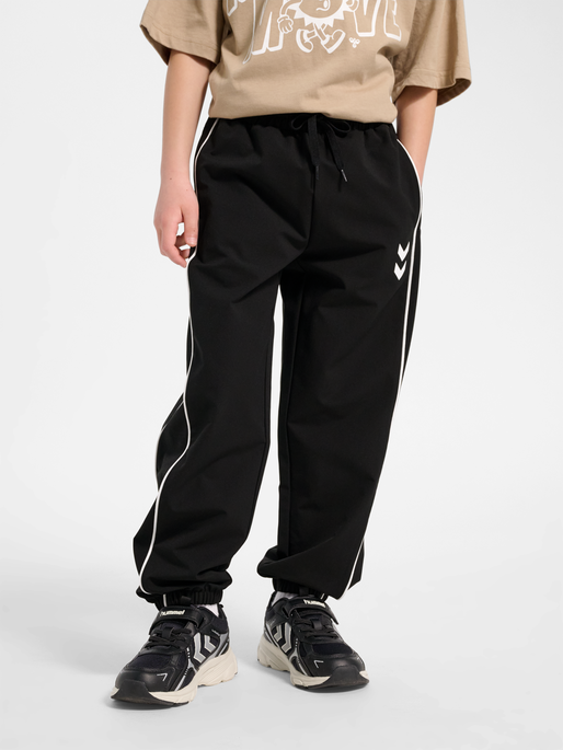 hmlJR STREET TRACKSUIT PANTS, BLACK BEAUTY, model