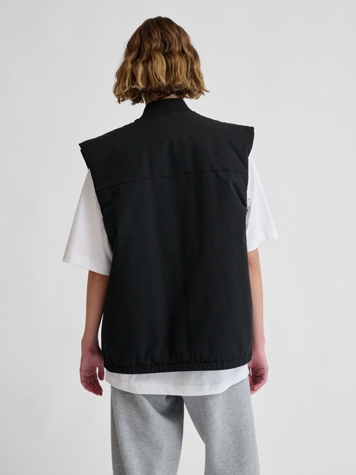 hmlTECH PADDED VEST, BLACK, model
