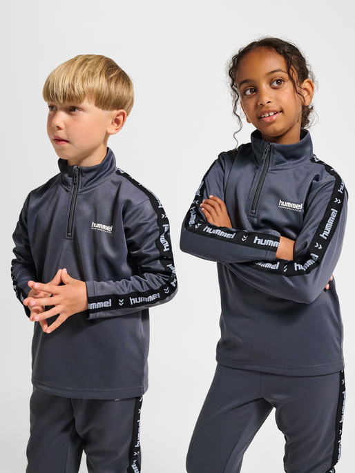 hmlJR GOAL TAPE HALFZIP, EBONY, model