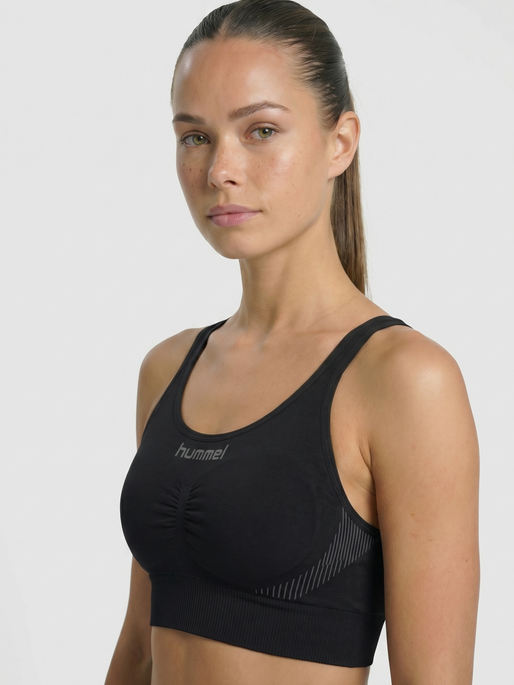 HUMMEL FIRST SEAMLESS BRA WOMEN, BLACK, model