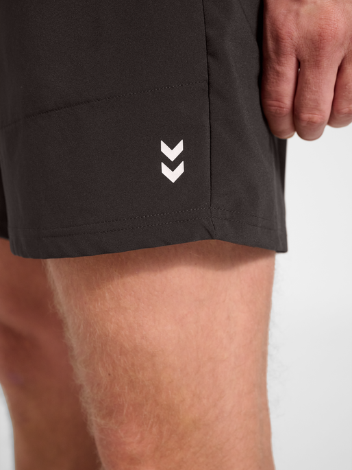 hmlPULSE WORKOUT SHORTS, AFTER DARK, model