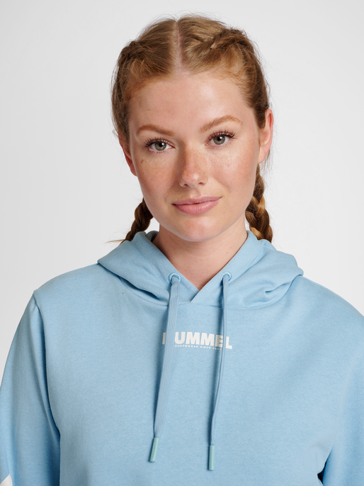 hmlLEGACY WOMAN CROPPED HOODIE, PLACID BLUE, model