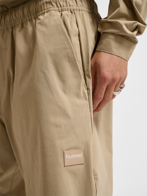 hmlSORONA REGULAR SHORTS, CORNSTALK, model