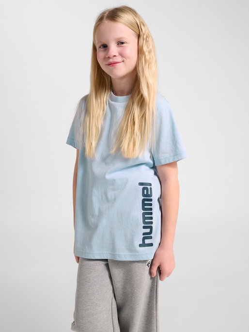 hmlJR REG GRAPHIC T-SHIRT S/S, SKYWAY/DRESS BLUE, model